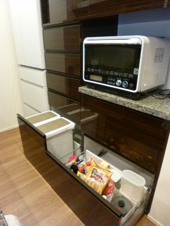 キッチンに合わせてオーダーで背面収納を造作